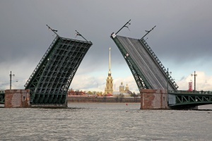 Дворцовый мост открыт после ремонта 